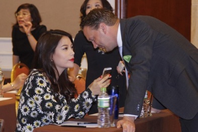 Trương Ngọc Ánh tay trong tay với trai lạ đi dự sự kiện